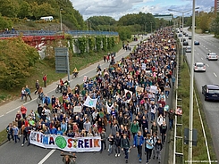 Demonstrationszug auf großer Straße