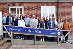 Gruppenbild im Eingang zum NP-Haus