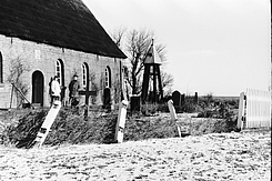 Blick über den Friedhof zur Kirche