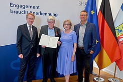 Gruppenbild vor Flaggen